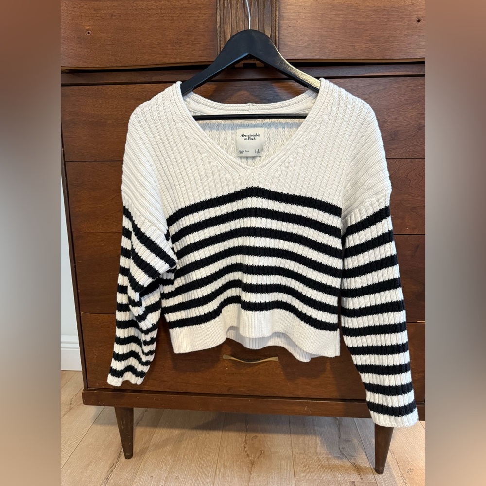Abercrombie & Fitch Women's V-Neck Striped Sweater